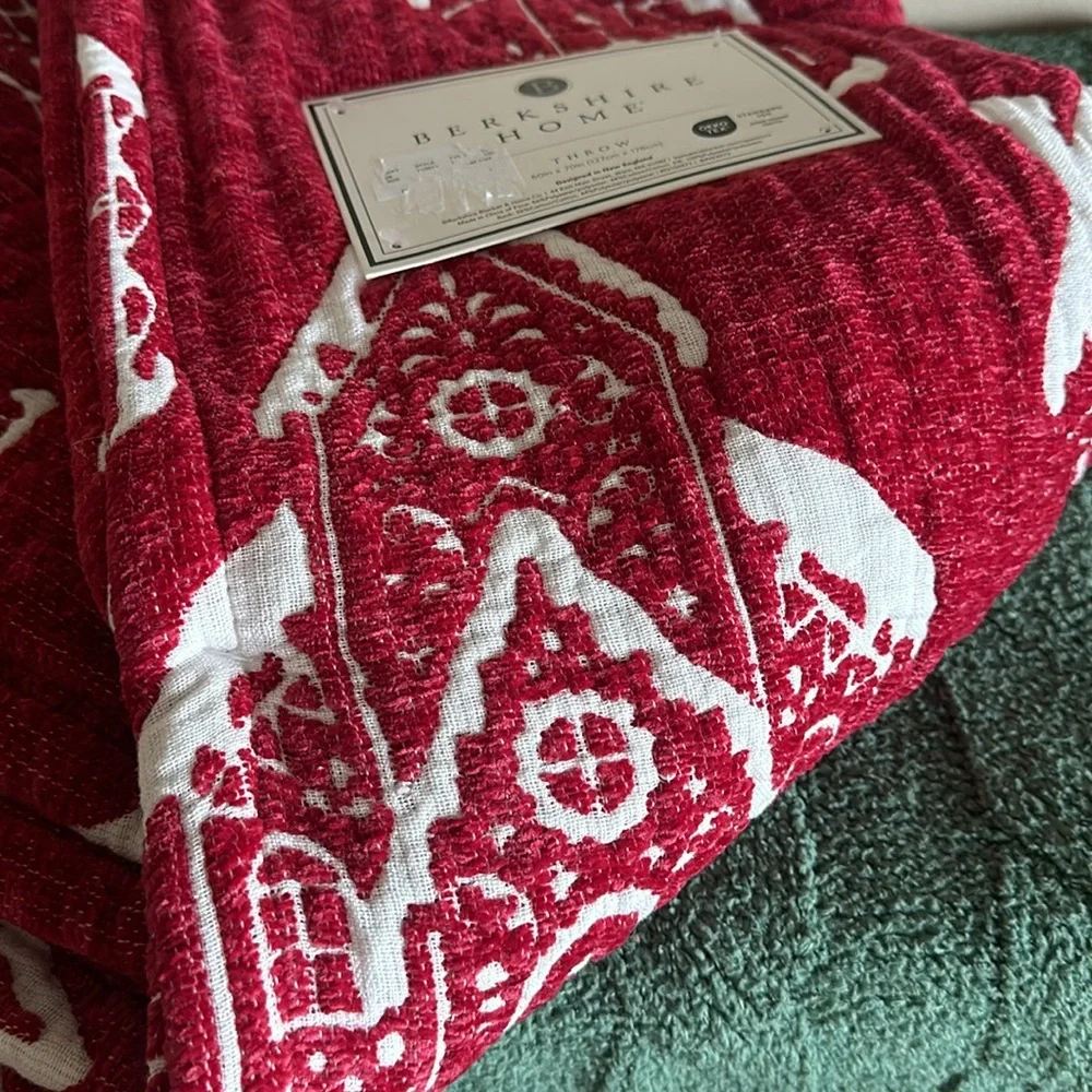 Berkshire Home Holiday Gingerbread Throw Blanket Red & White NEW